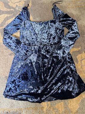 ⭐️ BLUE vELvEt square neck dress 👗